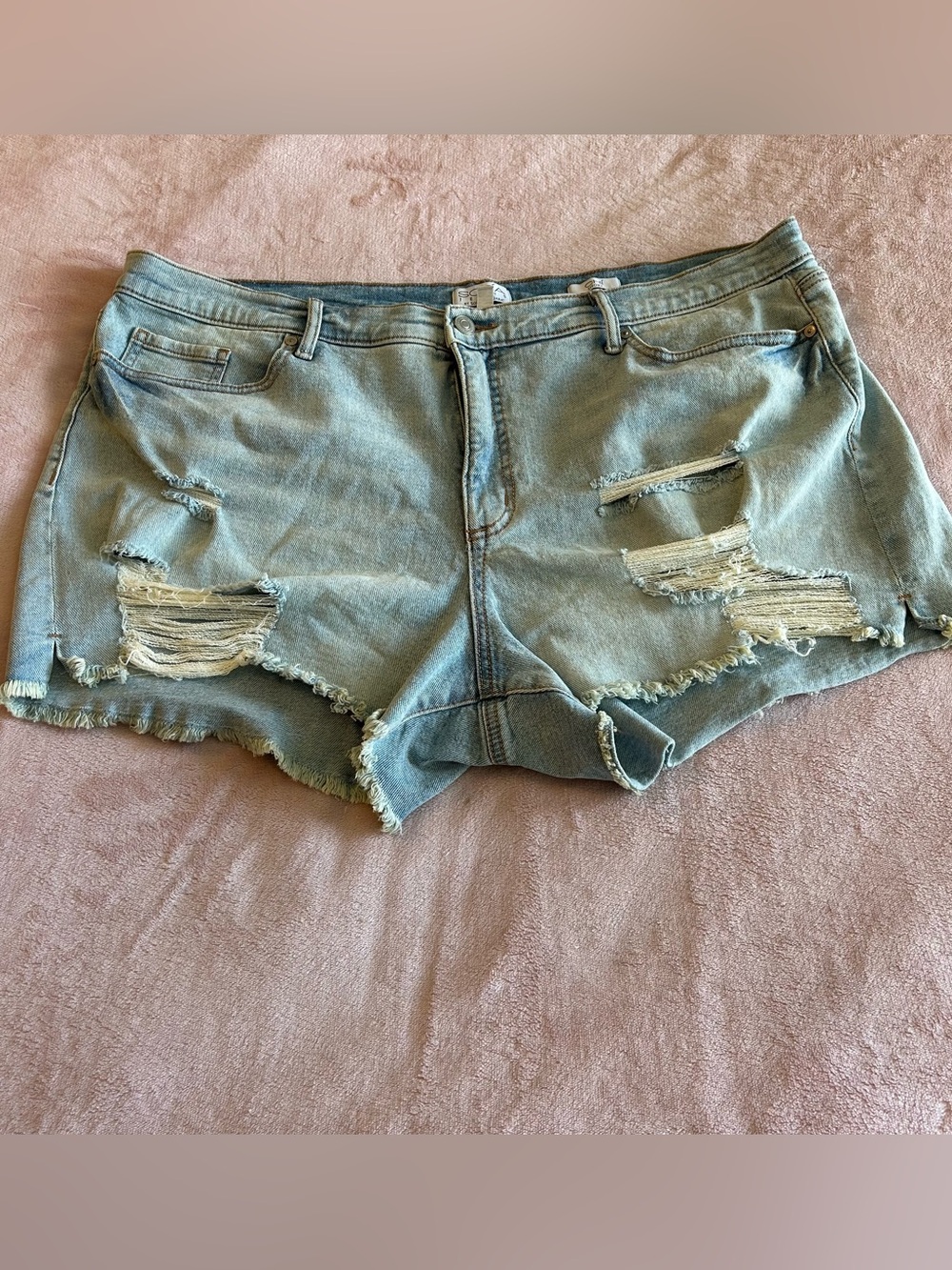 Sofia Jeans by Sofia Vergara light wash distressed cut off shorts size 20